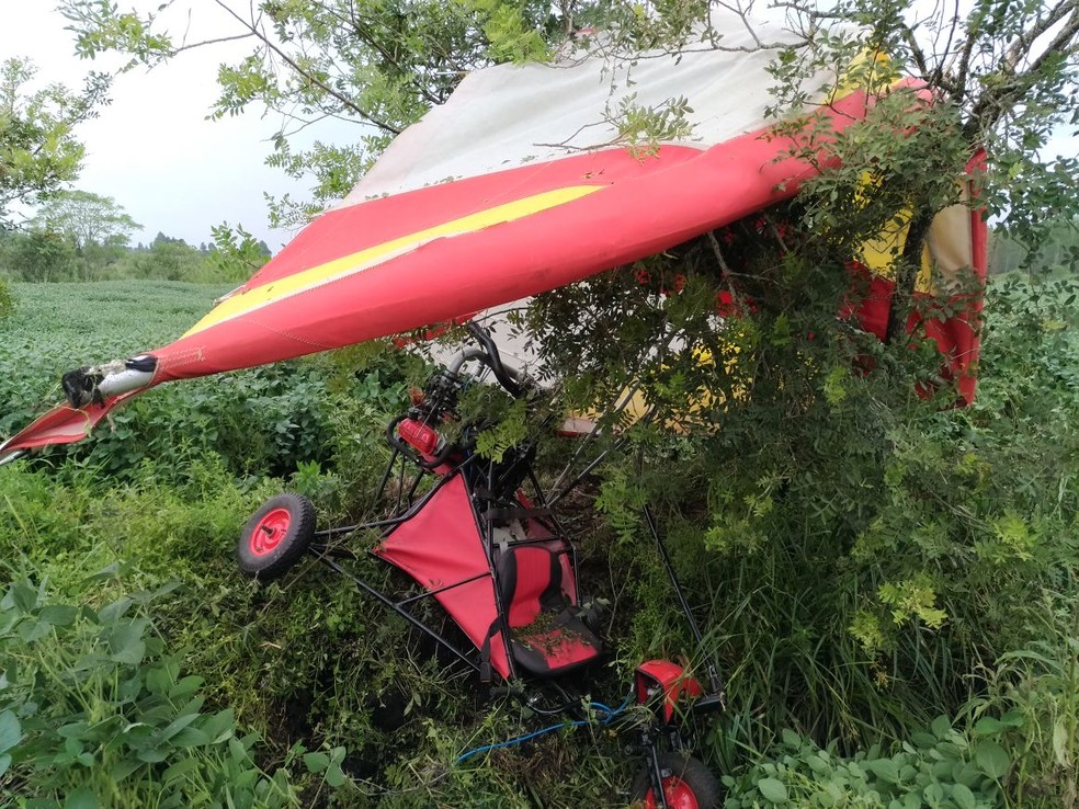 Piloto ficou ferido ap&oacute;s a queda de uma aeronave modelo trike em SC  (Foto: Tiago Amaral/Divulga&ccedil;&atilde;o)