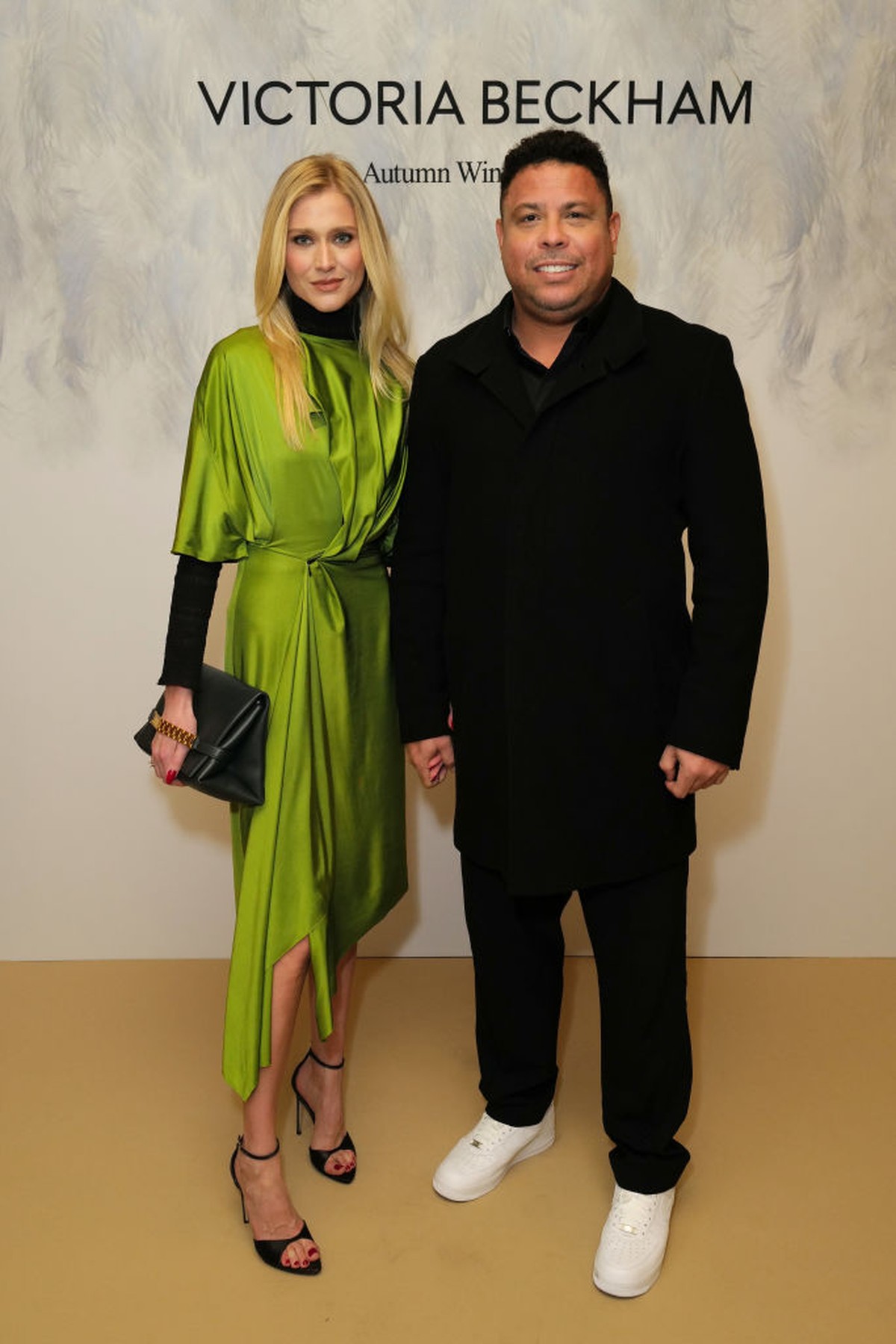 Celina Locks e Ronaldo Fenômeno marcam presença em desfile de Victoria