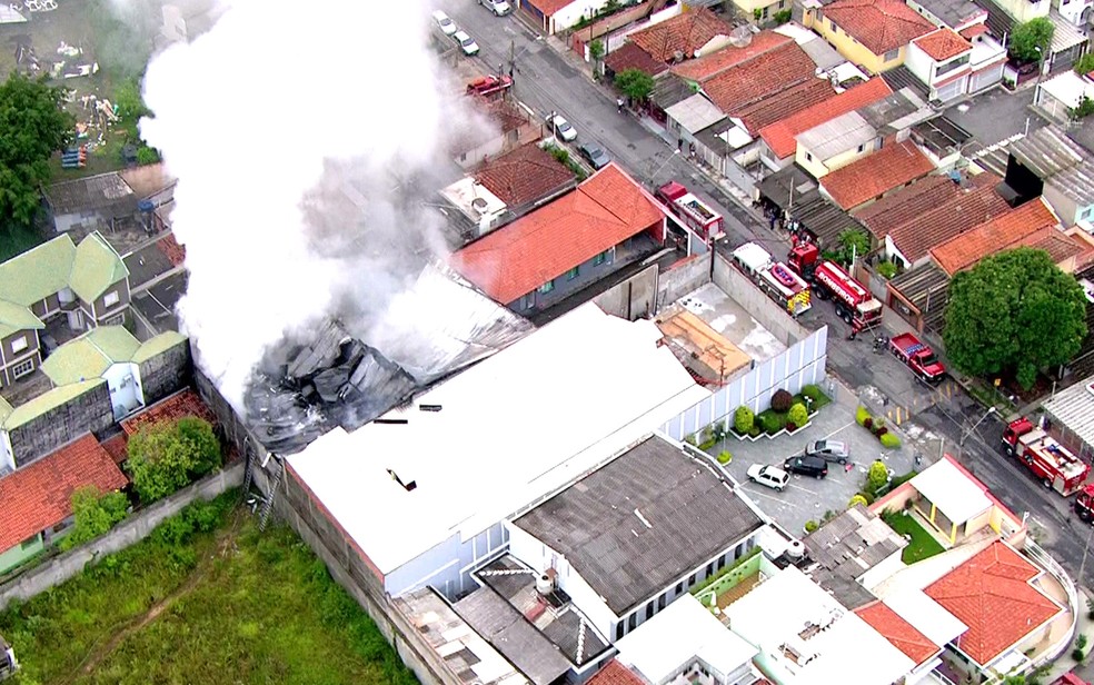 Corpo de Bombeiros registrou incêndio em galpão na capital paulista, na manhã desta quarta-feira (27) (Foto: Reprodução/TV Globo)