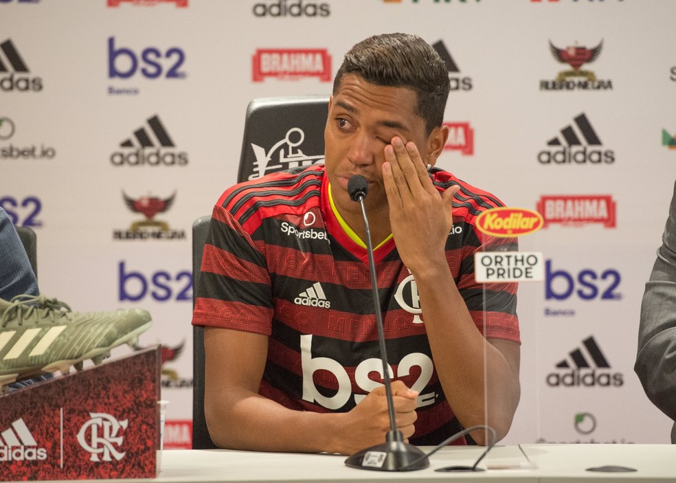 Pedro Rocha chora na apresenta&ccedil;&atilde;o ao Flamengo &mdash; Foto: Alexandre Vidal/Flamengo