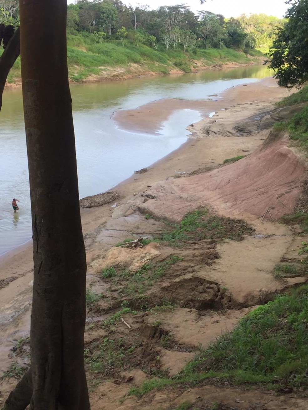 Sozinhos, os dois fizeram a limpeza no rio — Foto: Arquivo pessoal 