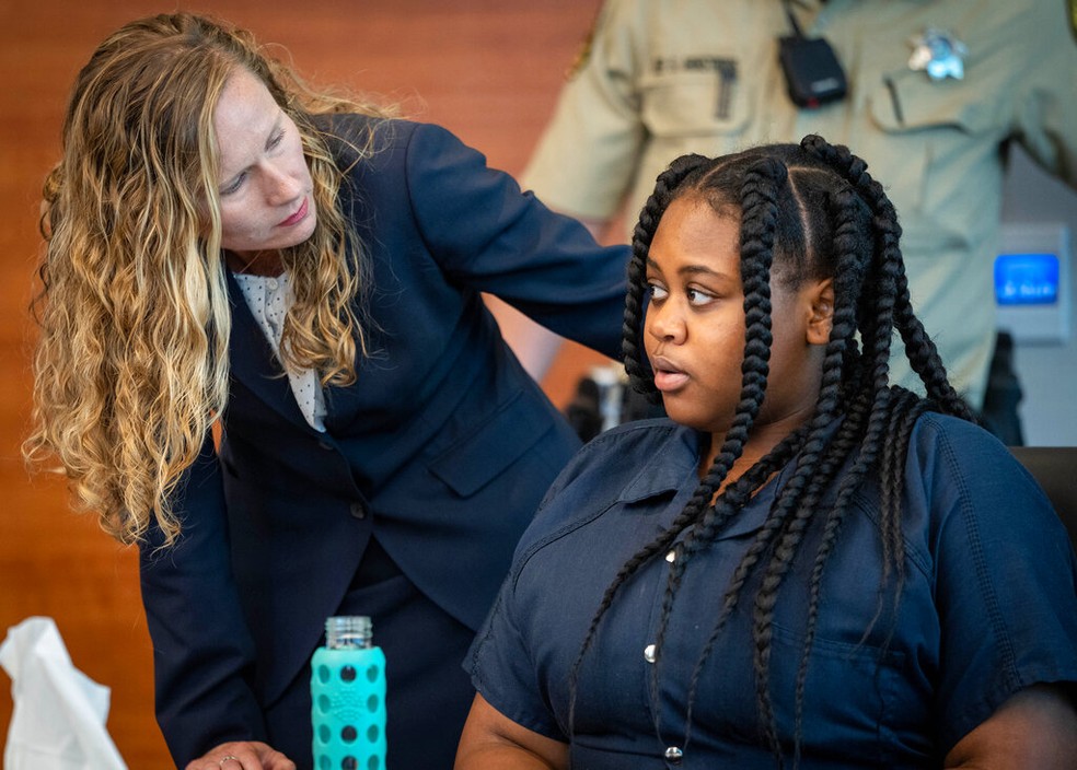 Pieper Lewis fala com sua advogada, Magdalena Reese, durante o julgamento, em 13 de setembro de 2022 — Foto: Zach Boyden-Holmes/AP