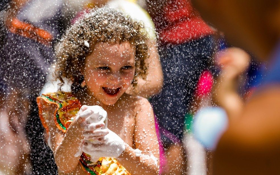 Crianas se divertem ao som das marchinhas infantis durante a passagem do bloco de carnaval de rua 'Mame Eu Quero', no bairro Perdizes, na zona oeste de So Paulo, neste sbado (15).  Foto: MARCELO CHELLO/CJPRESS/ESTADO CONTEDO