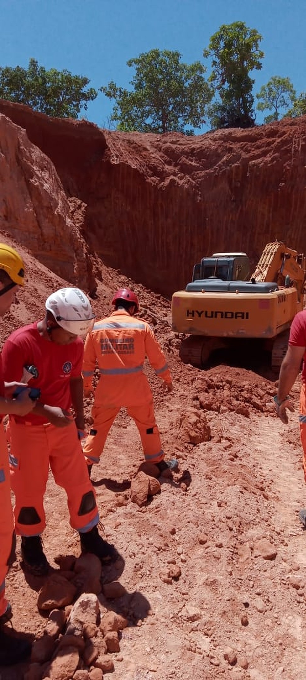 Nove militares do Corpo de Bombeiros atuaram no resgate — Foto: Corpo de Bombeiros/ Divulgação