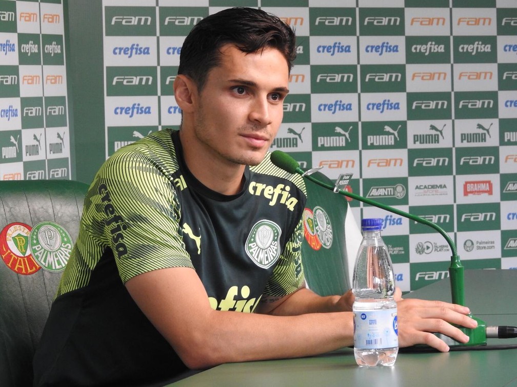 Raphael Veiga em entrevista coletiva no Palmeiras — Foto: Felipe Zito