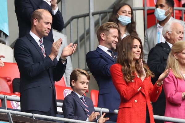 O Príncipe William com o filho mais velho, Príncipe George, e a esposa, Kate Middleton, assistindo Inglaterra X Alemanha no estádio de Wembley (Foto: Getty Images)