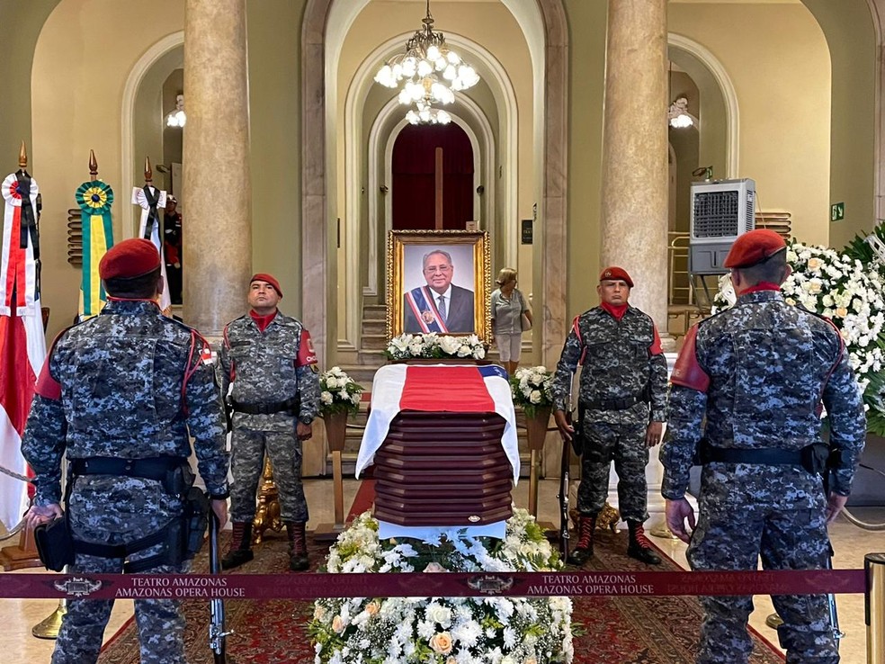 Come&ccedil;a vel&oacute;rio p&uacute;blico do ex-governador Amazonino Mendes no Teatro Amazonas  | Amazonas | G1