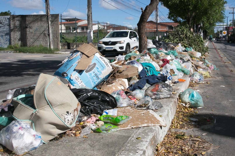 Moradores de bairro em Caucaia, no Ceará, reclamam de lixo nas ruas. — Foto: Kid Junior/SVM