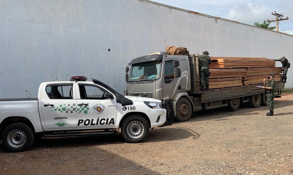 Polícia Ambiental apreende madeira irregular em Jales  — Foto: 4º Batalhão de Polícia Ambiental
