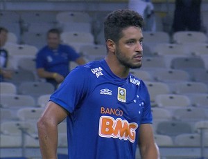 Cruzeiro oficializa a renovação  de contrato do zagueiro Léo