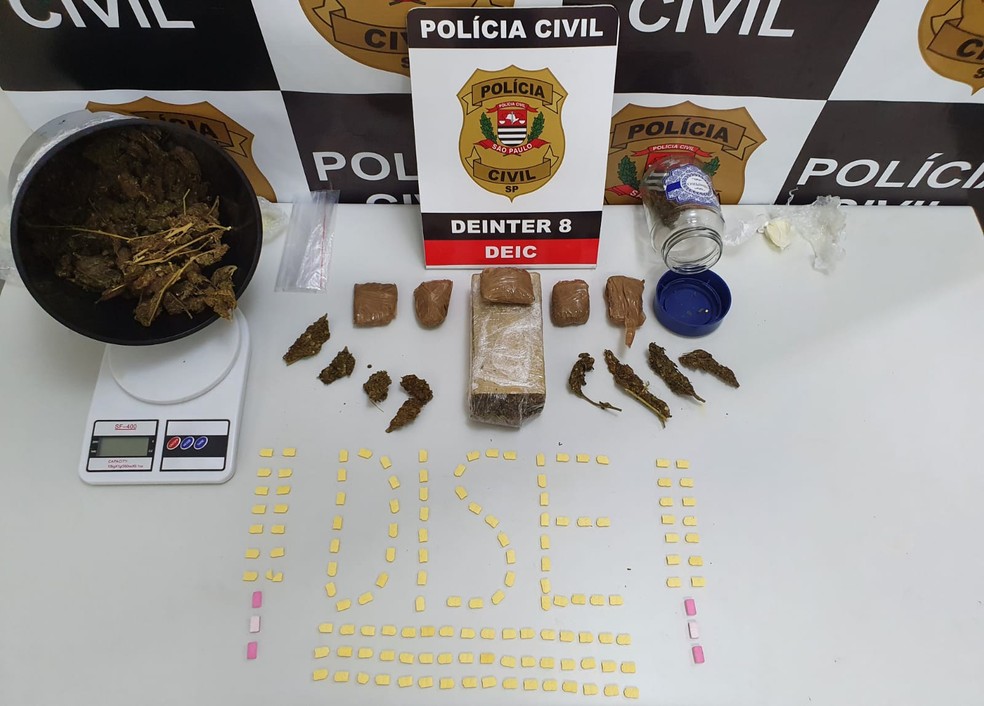 Trio foi preso em Presidente Prudente com maconha gourmet e comprimidos de ecstasy que renderiam quase R$ 10 mil em vendas — Foto: Polícia Civil