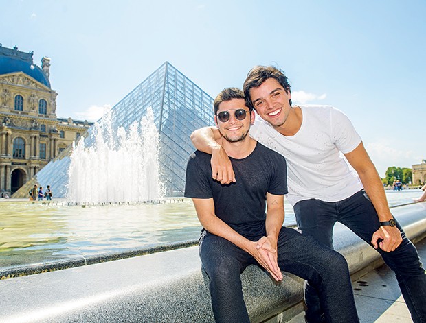  No Palácio do Louvre, os irmãos posam juntos:  “Chega mais!”, brinca Rodrigo  (Foto:  )