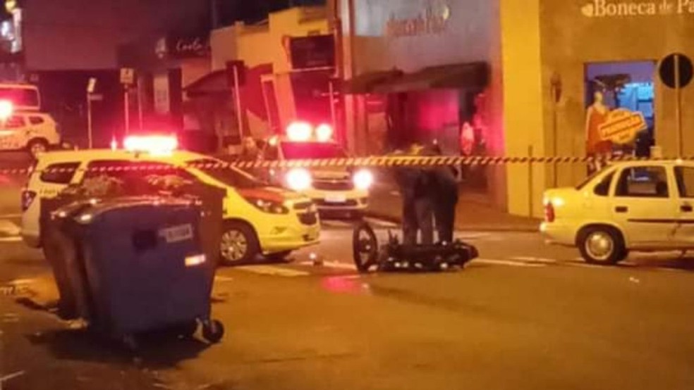 Acidente entre carro e moto aconteceu em Lençóis Paulista (SP) — Foto: Acontece Cidade/Divulgação