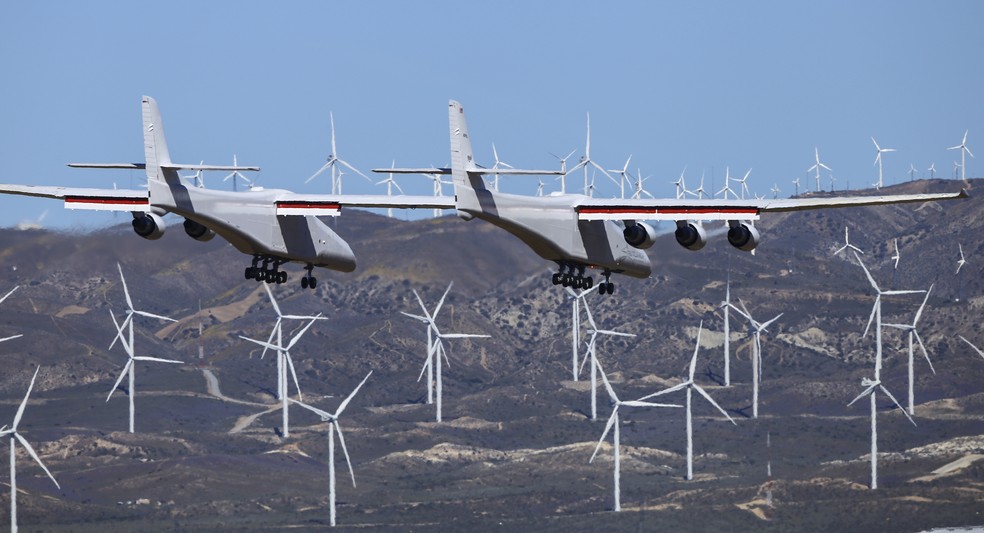 Maior avião já construído no mundo faz primeiro voo de teste na Califórnia — Foto: Matt Hartman/AP