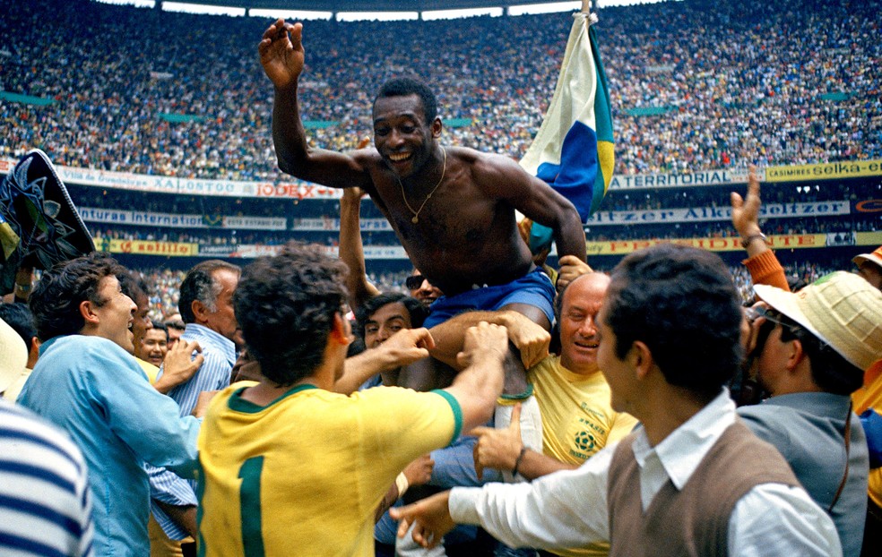  Pelé, do Brasil, é carregado durante a comemoração do título de campeão em 1970 — Foto: Agência AP