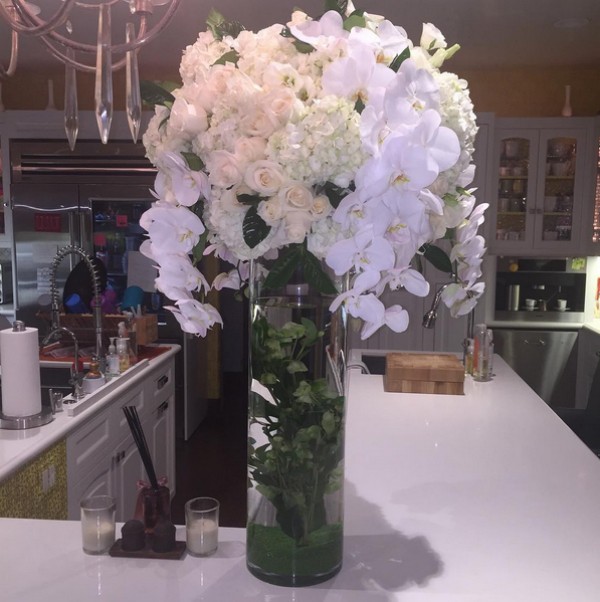 As flores enviadas a Jessica Alba por Kylie Jenner (Foto: Reprodução/Instagram)