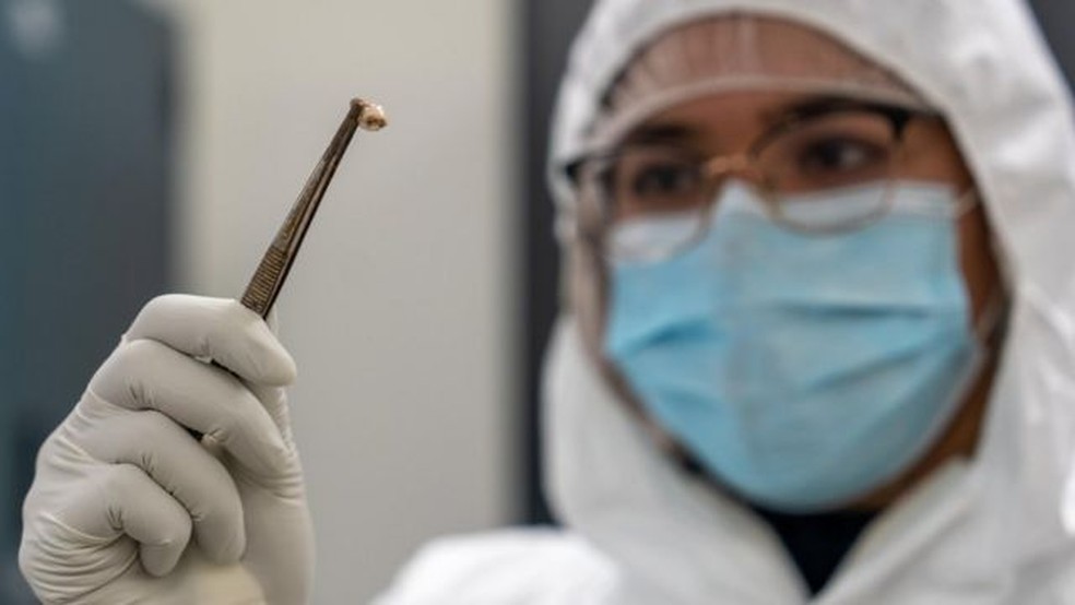 Esta pesquisadora está analisando um dente antigo que contém DNA degradado — Foto: MCMASTER UNIVERSITY/BBC