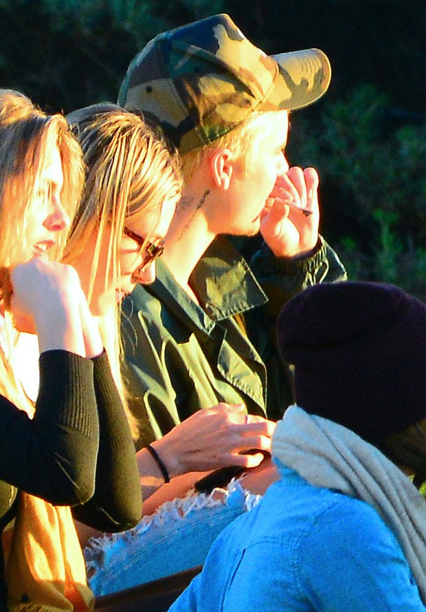 Justin Bieber com Hailey Baldwin e amigos (Foto: Grosby Group)