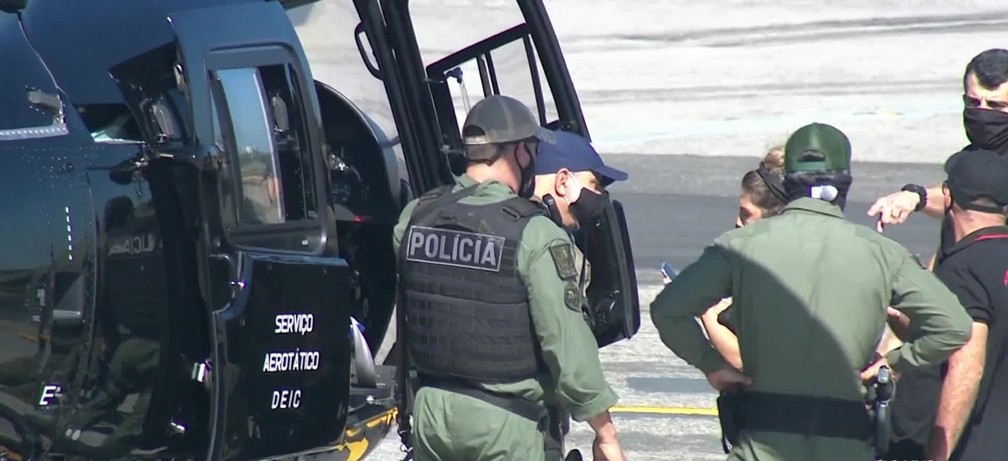 Fabrício Queiroz recebe voz de prisão ao desembarcar no Aeroporto de Jacarepaguá — Foto: Reprodução/TV Globo