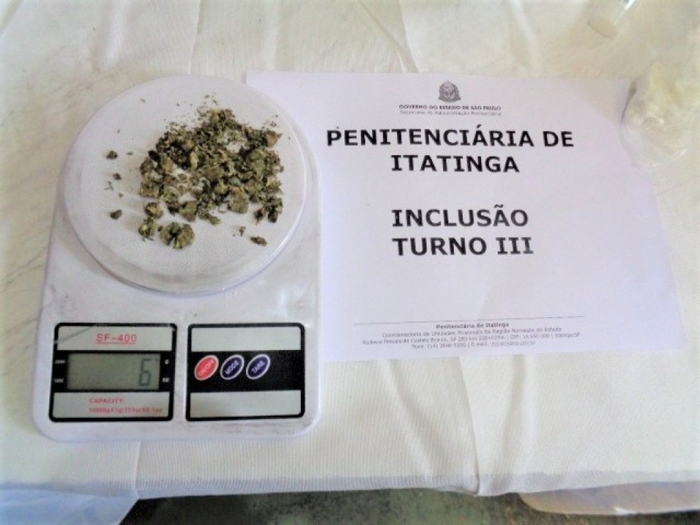 Maconha e cocaína são encontradas escondidas em palmilhas de tênis — Foto: Divulgação /SSP