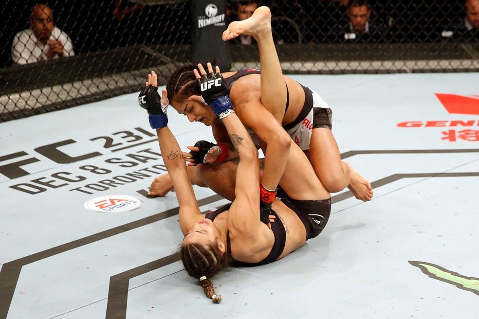 Cynthia Calvillo finalizou Poliana Botelho no primeiro round no UFC Buenos Aires — Foto: Getty Images