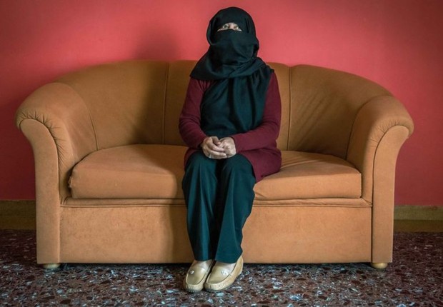 Sana em sua acomodação temporária na Grécia. Ela diz que nunca vai parar de lutar pelos direitos das mulheres no Afeganistão (Foto: BBC News)