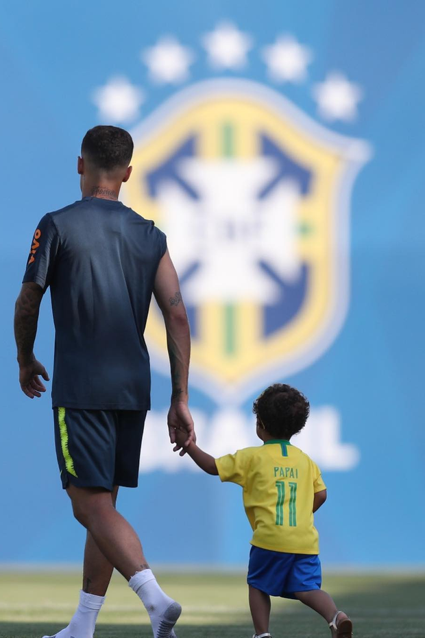 Filha de Philippe Coutinho usa a camiseta mais fofa da Copa (Foto: Reprodução/Instagram)