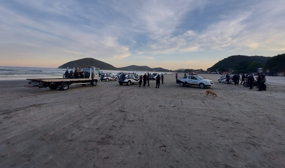 Força-tarefa realizou fiscalização na Praia do Perequê, em Guarujá, SP — Foto: Divulgação/Prefeitura de Guarujá