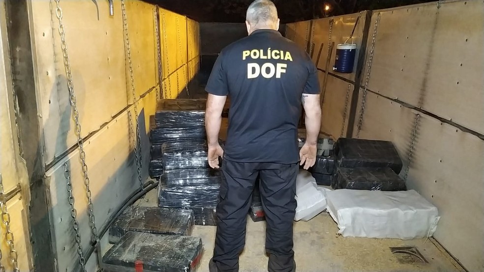 Policiais do DOF tiram carga das carretas â?? Foto: AdÃ­lson Domingos