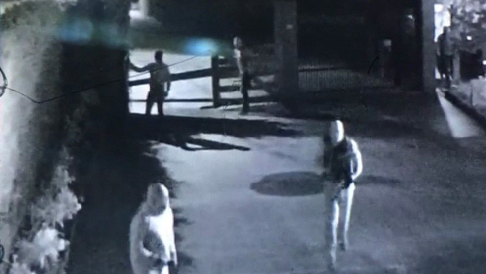 Câmeras de segurança flagram ação dos bandidos no terreno do parque aquático na Estrada de Aldeia — Foto: Reprodução/TV Globo