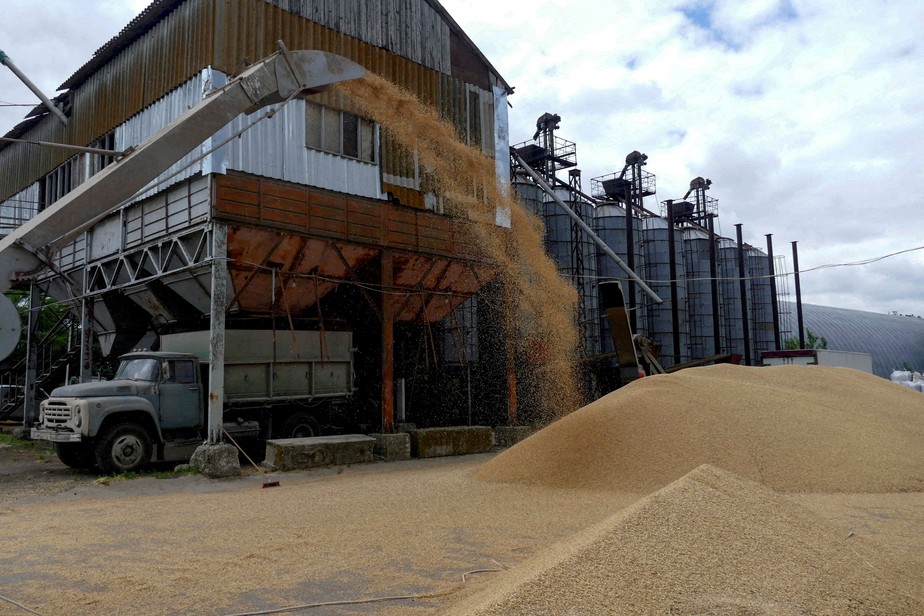 Estrutura de armazenagem de grãos para embarque na Ucrânia. País reduz exportações enquanto aguarda definição sobre acordo com a Rússia
