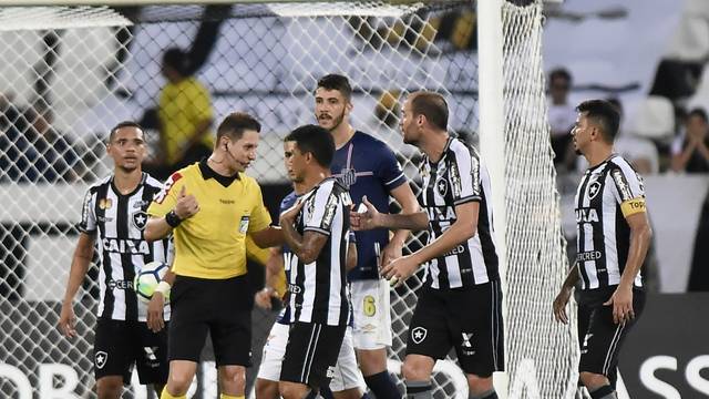 Jogadores do Botafogo reclamam de gol anulado contra Santos
