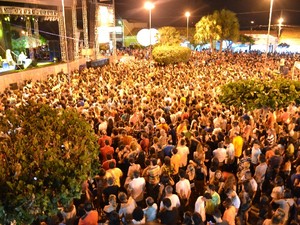 Multidão lotou praça de Pedo II para acompanhar atrções  (Foto: Sales Neto/ Ascom)