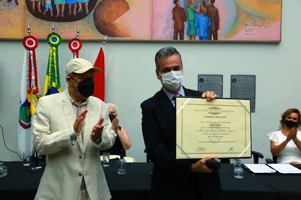 Músico recebeu o título das mãos do vereador Wilsinho da Tabu — Foto: Bárbara Crepaldi/CMBH 