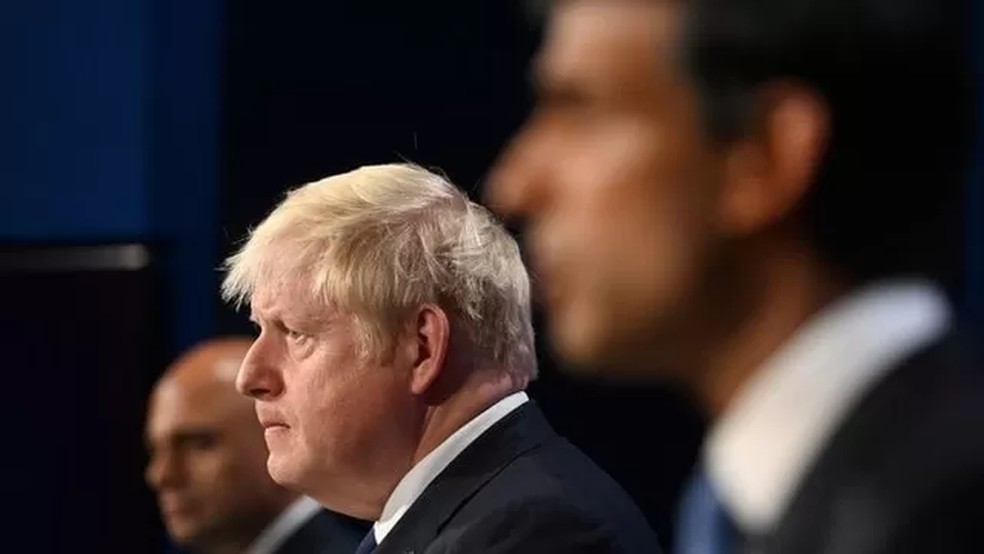 Johnson ao lado dos agora ex-ministros Rishi Sunak (à direita) e Sajid Javid. — Foto: PA/Via BBC