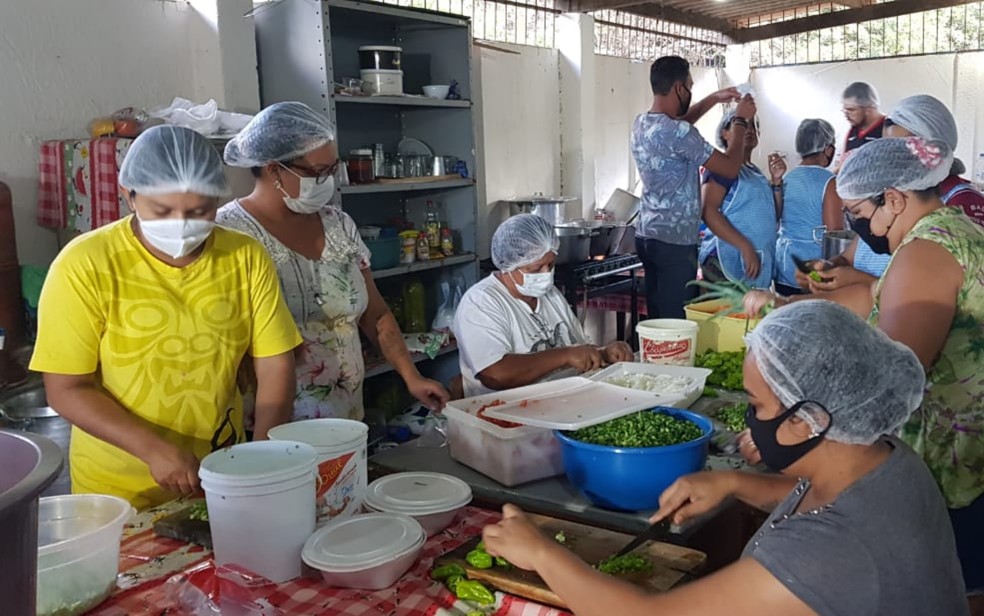 Voluntários preparam lanches e marmitas para policias que trabalham há oito dias em busca de Lázaro Barbosa, em Cocalzinho de Goiás — Foto: Jonathan Moreira/TV Anhanguera