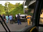 Carro capota e deixa ferido em acidente na Avenida Brasil, no Rio