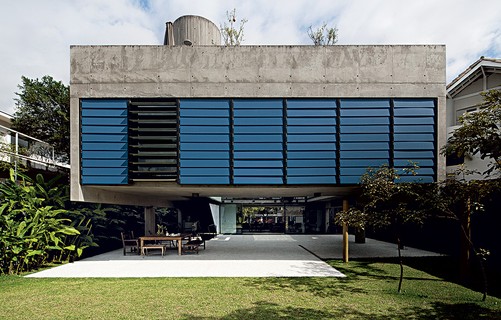 Imponente entre as casas de City Boaçava, em São Paulo, a caixa de concreto aparente de 300 m² dá a impressão de flutuar, suspensa por quatro pilares. O projeto premiado é do escritório MMBB