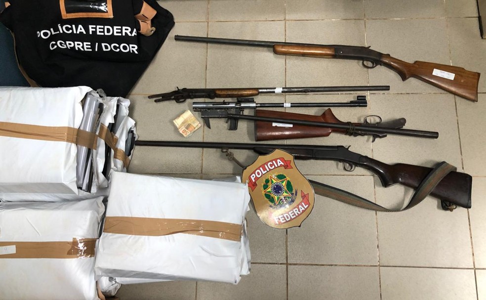 Armas e documentos foram apreendidos durante a Operação Artificium em Rondônia.  — Foto: PD/Divulgação