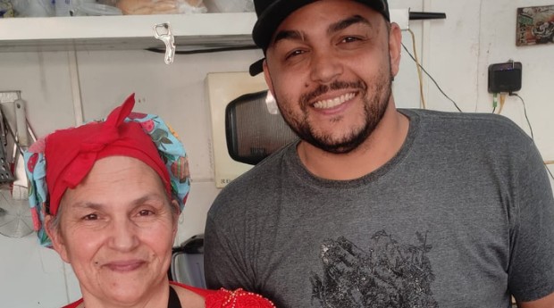Marilda e o filho, Lucas: o negócio viralizou após desabafo no Twitter sobre dia sem vendas (Foto: Divulgação/Dogão Uai Tche)