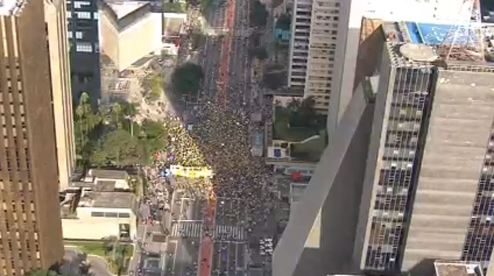 Manifestantes a favor da Lava Jato e contra o STF se reuniram em frente ao Masp, na Avenida Paulista — Foto: Reprodução/TV Globo
