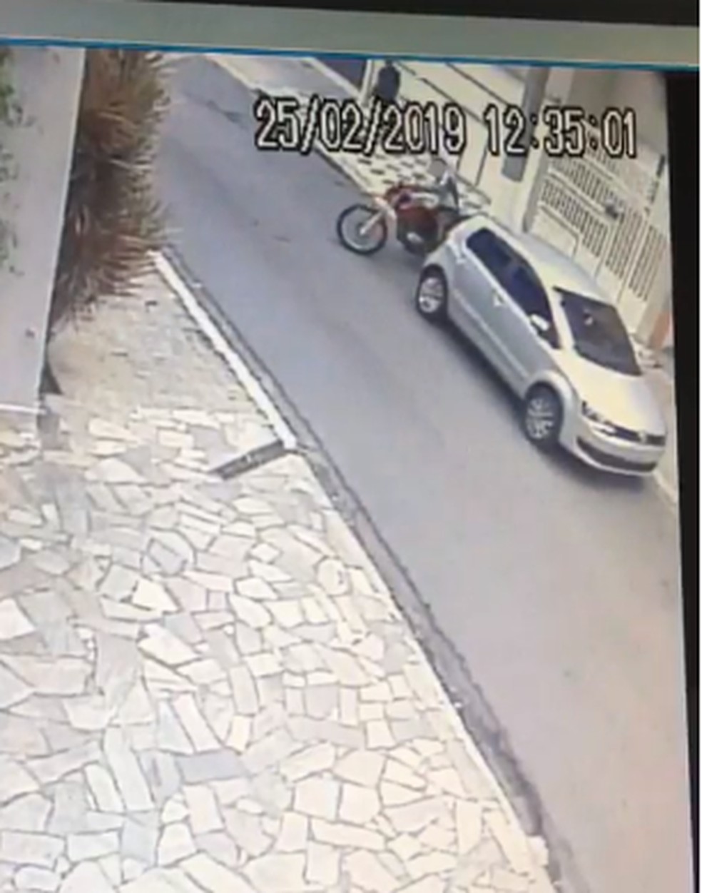 CÃ¢mera de seguranÃ§a flagra furto de moto na Ã¡rea central em Itapetininga â€” Foto: DivulgaÃ§Ã£o/CÃ¢mera de monitoramento 