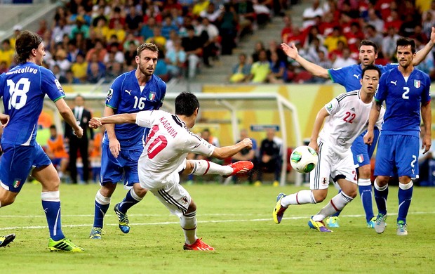Shinji Kagawa chute jogo Itália Japão (Foto: Reuters)