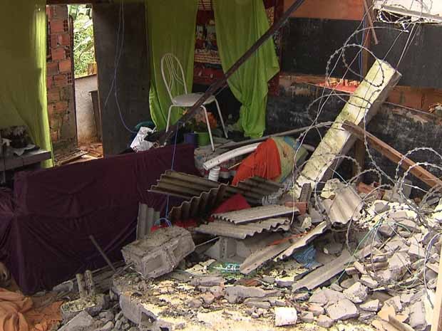 Casa atingida por muro em Salvador (Foto: Imagens/TV Bahia)