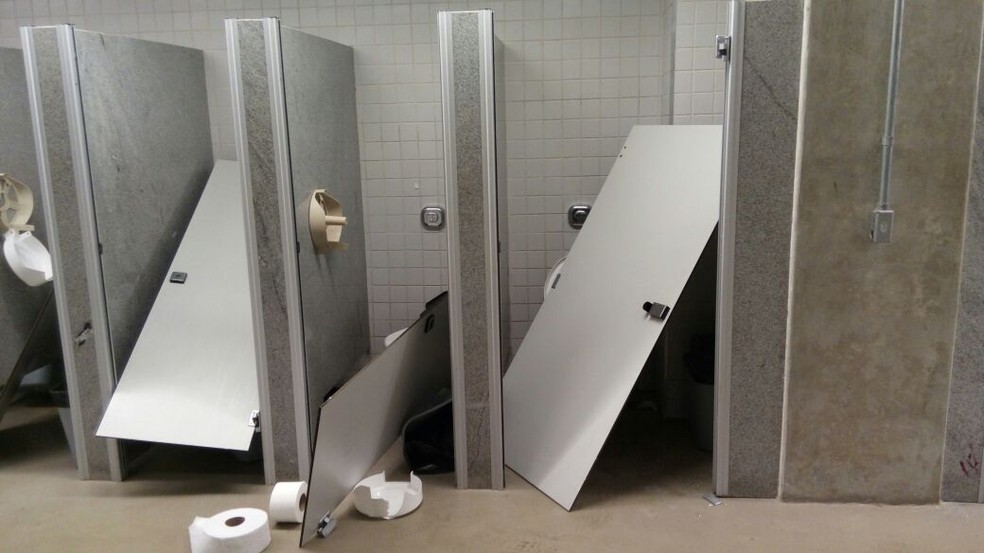 Banheiros da Arena das Dunas foram os mais afetados (Foto: Reprodução)