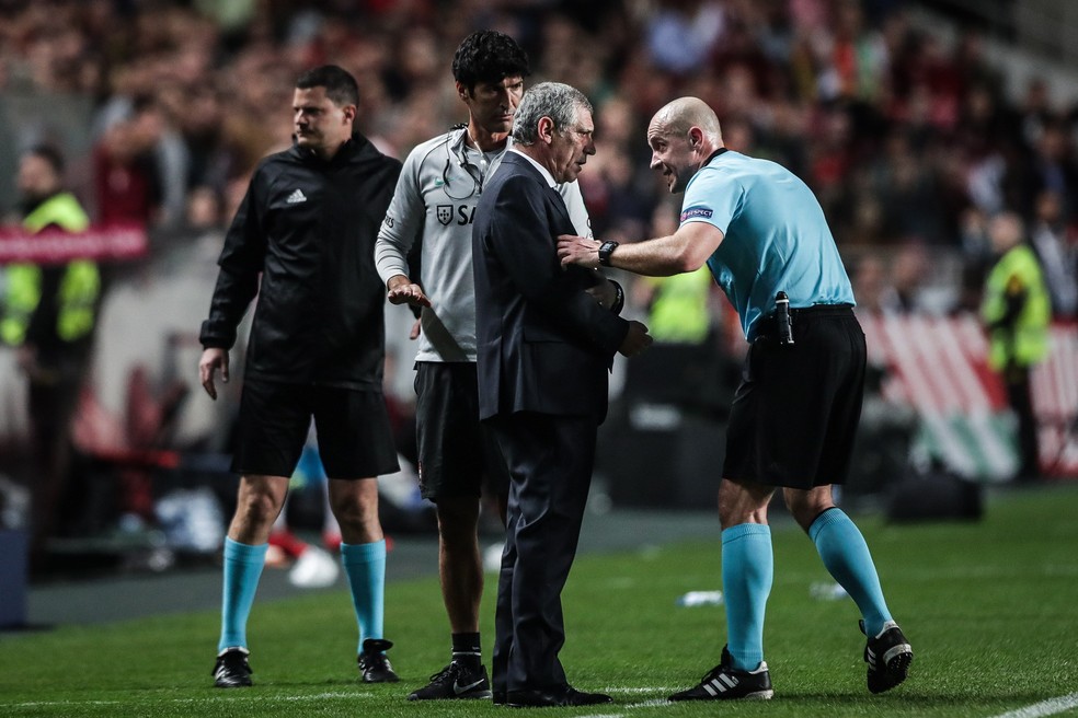 Fernando Santos conversa com o Ã¡rbitro Szymon Marciniak em Portugal x SÃ©rvia â Foto: EFE/MARIO CRUZ
