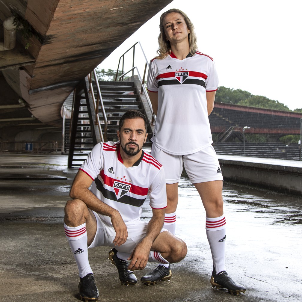 Os influenciadores Ju Kanalha e Alê Xavier com a nova camisa do São Paulo — Foto: Thiago Mancini