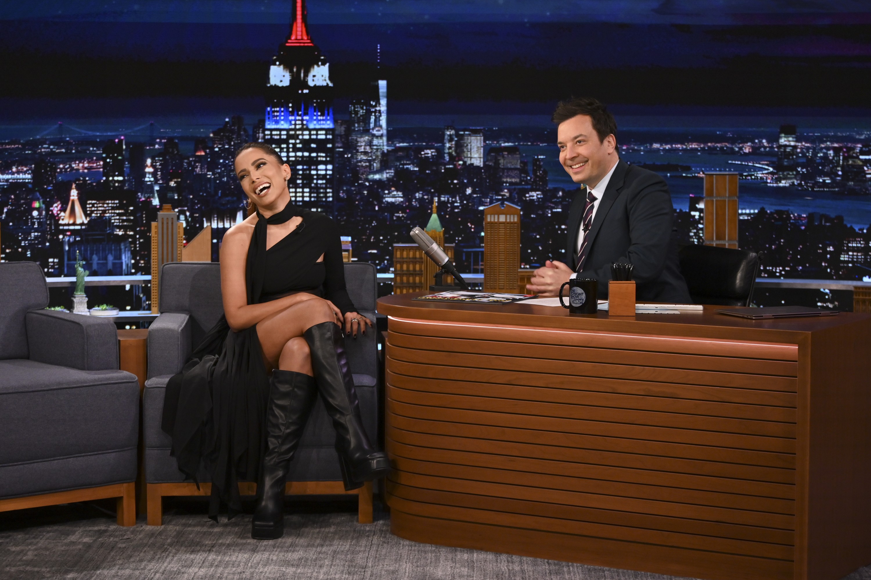 THE TONIGHT SHOW STARRING JIMMY FALLON -- Episode 1595 -- Pictured: (l-r) Singer Anitta during an interview with host Jimmy Fallon on Monday, January 31, 2022 -- (Photo by: Nathan Congleton/NBC/NBCU Photo Bank via Getty Images) (Foto: NBCU Photo Bank via Getty Images)