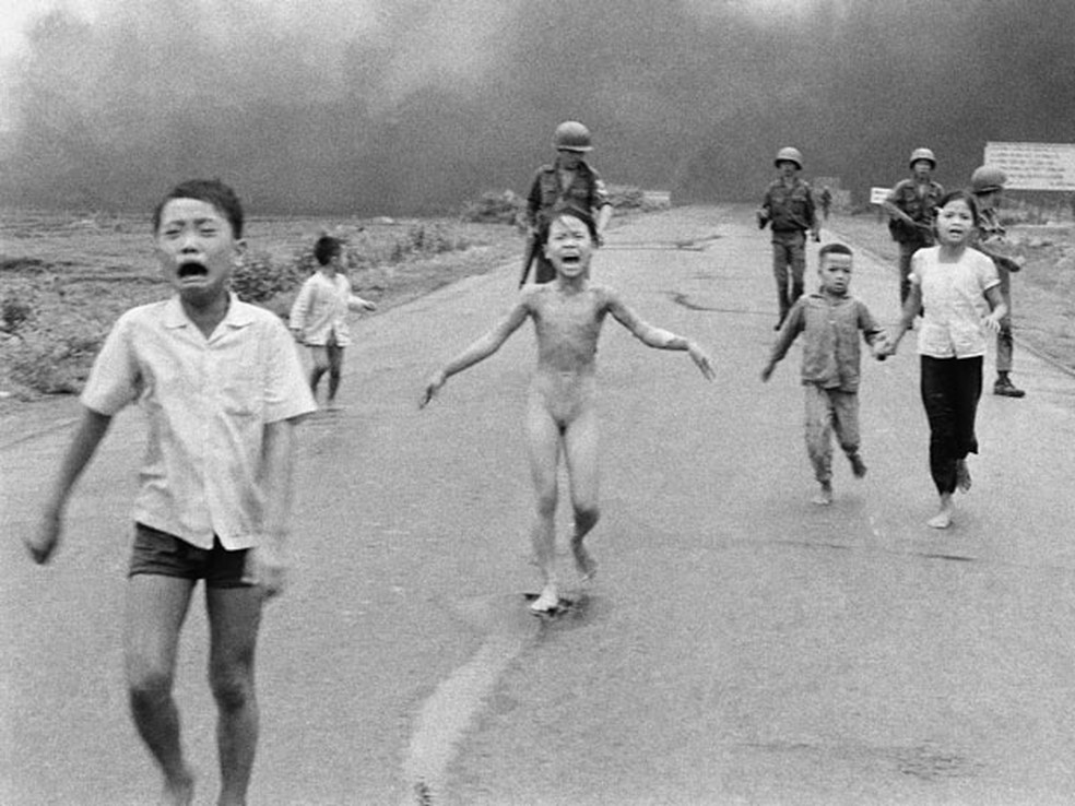 Fotografia de 8 de junho de 1972 mostra crianças correndo após um ataque aéreo de napalm no Vietnã; ao centro, a garota Kim Phuck, de nove anos — Foto: Nick Ut/AP