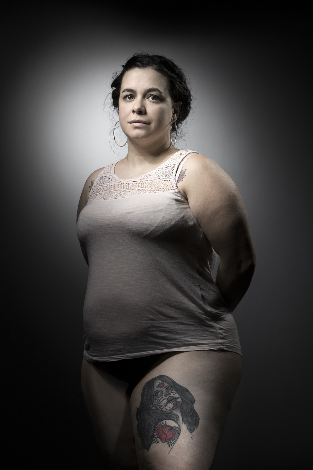 Sophie, atingida por duas balas na perna no ataque de 2015 em Paris, tatuou caveira (Foto: JOEL SAGET / AFP)